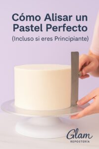 Manos decorando pastel perfecto en curso de repostería.