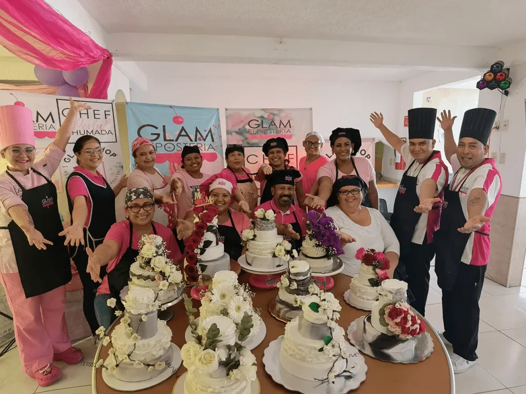 Clase práctica intensiva donde los estudiantes aprenden técnicas de decoración floral con crema de mantequilla en el curso de repostería creativa.