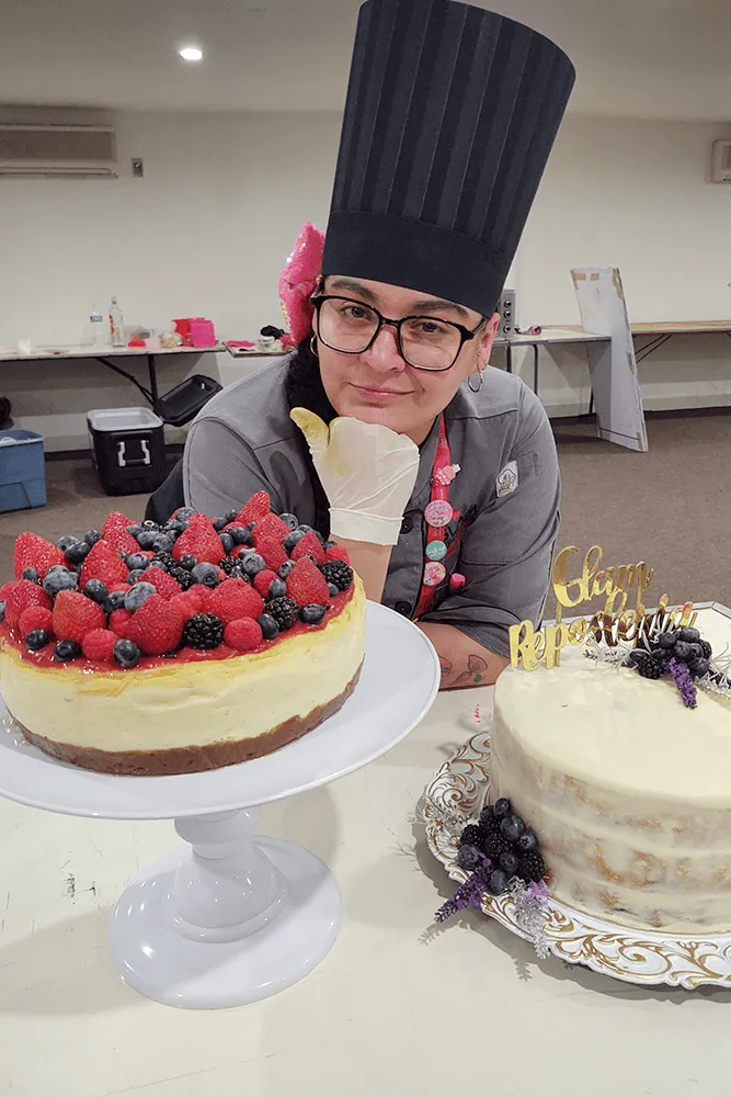 Dos pasteles artesanales, uno con fresas y moras y otro estilo vintage, presentados en el curso de repostería para eventos.