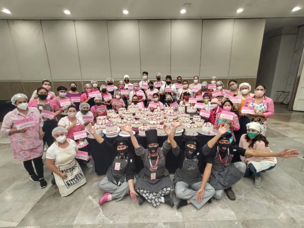 Decenas de alumnos muestran orgullosos sus diplomas y creaciones finales al terminar el curso de repostería profesional.