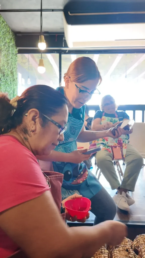Maestra de repostería orientando a una alumna sobre el acabado de postres individuales en el curso de repostería Guadalajara.