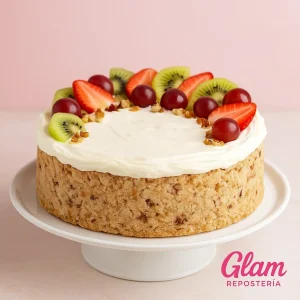 Mostachón pastel decorado con fresas, kiwi y uvas sobre una base de merengue con nuez, creado por Glam Repostería.